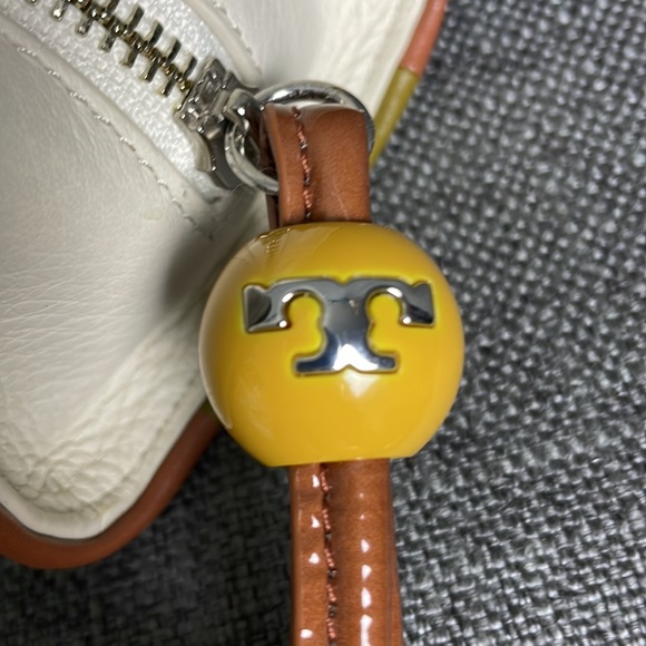 Tory Burch Contrast T Wristlet Off-White Gold and Brown - Picture 4 of 17